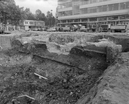 855030 Gezicht op het opgravingsterrein van het vroegere Kasteel Vredenburg aan de zuidzijde van het plein Vredenburg ...